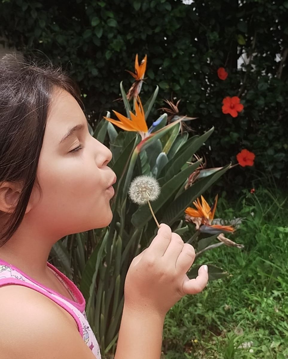 Rebeca no jardim